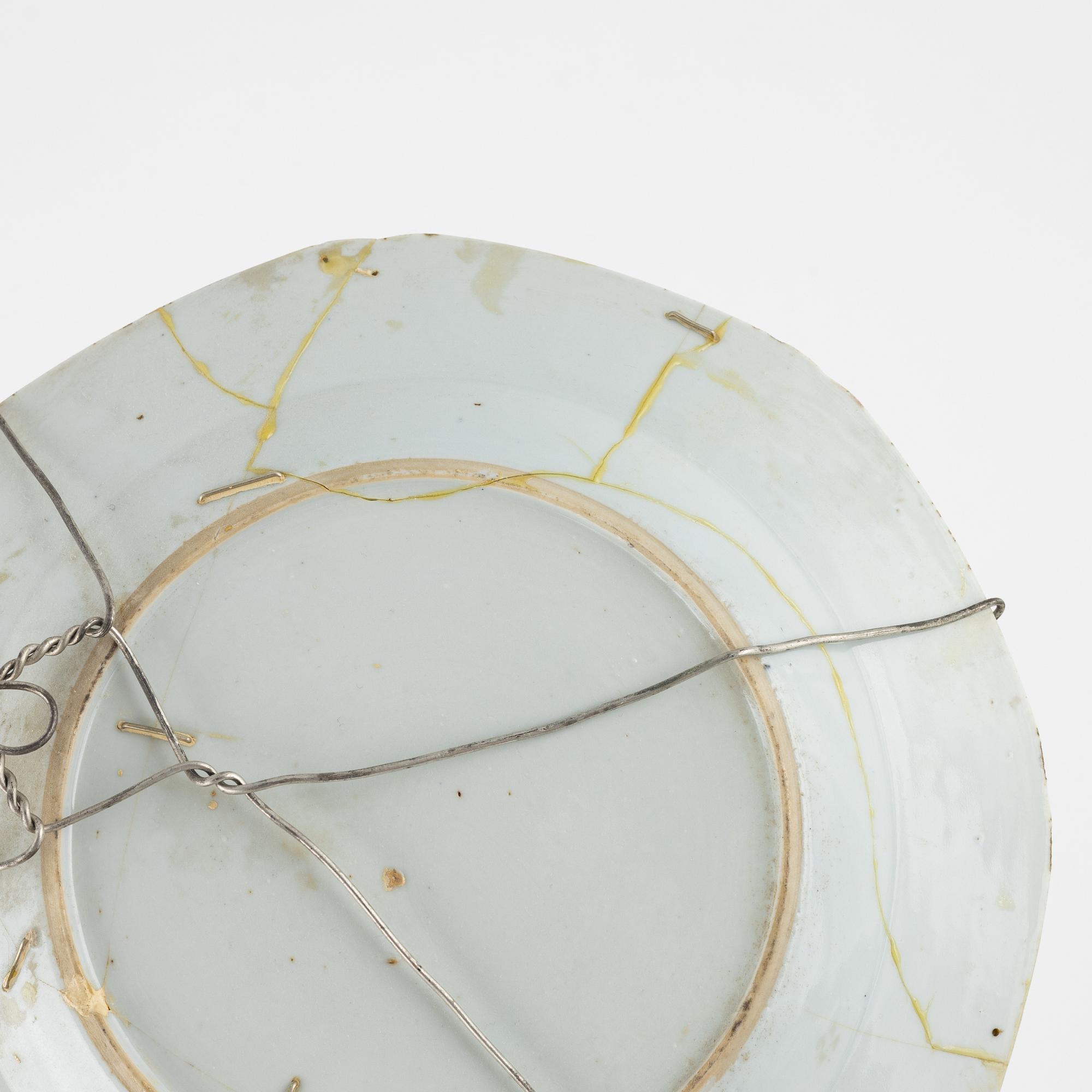 Tallrikar, 5 st, samt bärtallrikar, 2 st, porslin, Kina, Qianlong (1736-95).