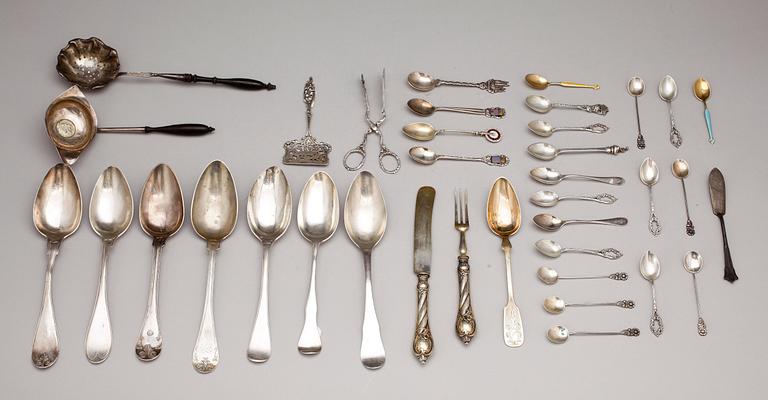 PARTI BESTICK, 37 delar, silver, olika tillverkare, 1700-tal-1900-tal. Tot vikt ca 690 gram.