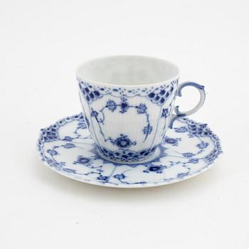 Matservis, 107 delar, porslin, "Musselmalet", Royal Copenhagen, Danmark.