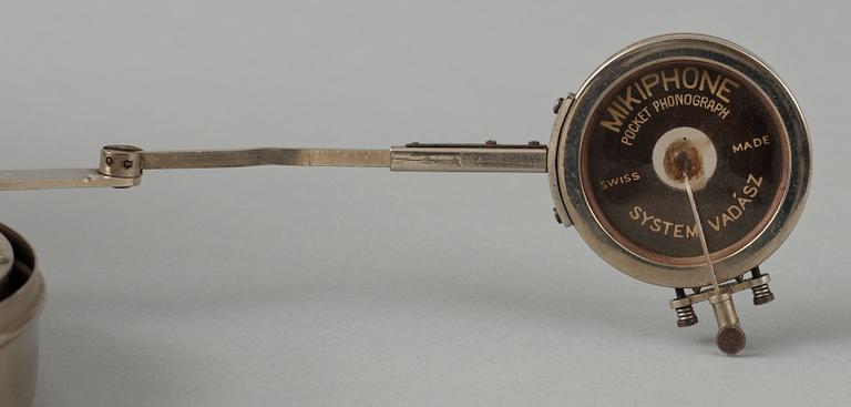 GRAMMOFONER, 2 st, bla. Philips, 1920 samt 1950-tal.