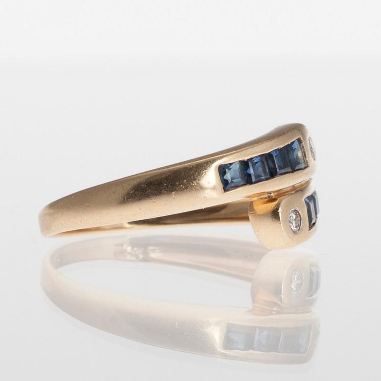 RING, 14K guld, 8 trappslipade safirer, 2 små diamanter, finska stämplar 1994. Vikt 3,3 g.