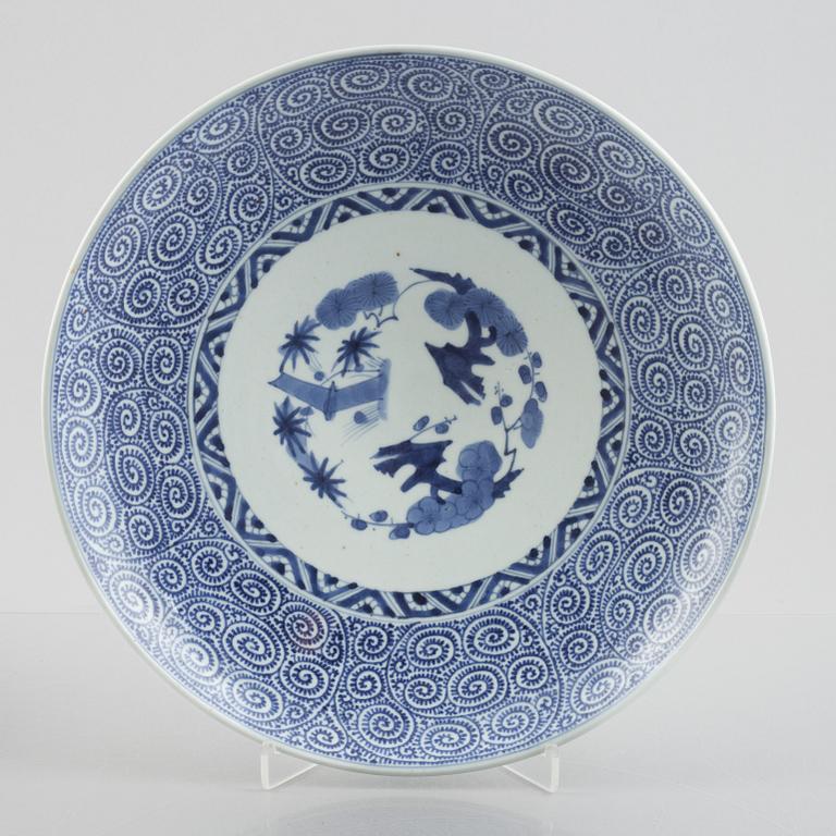 Skålar, två stycken, samt fat, porslin. Japan, Meiji (1898-1912).