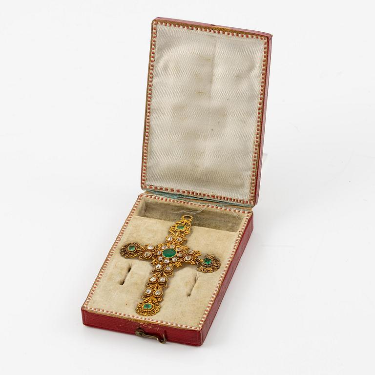 A cross in 14K gold set with faceted emeralds and old-cut diamonds, likely 18th century.