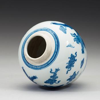 A blue and white jar, Qing dynasty, Kangxi (1662-1722).