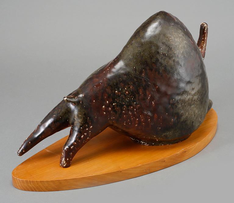 FIGURIN, stengods, signerad LM, 1900-talets andra hälft.