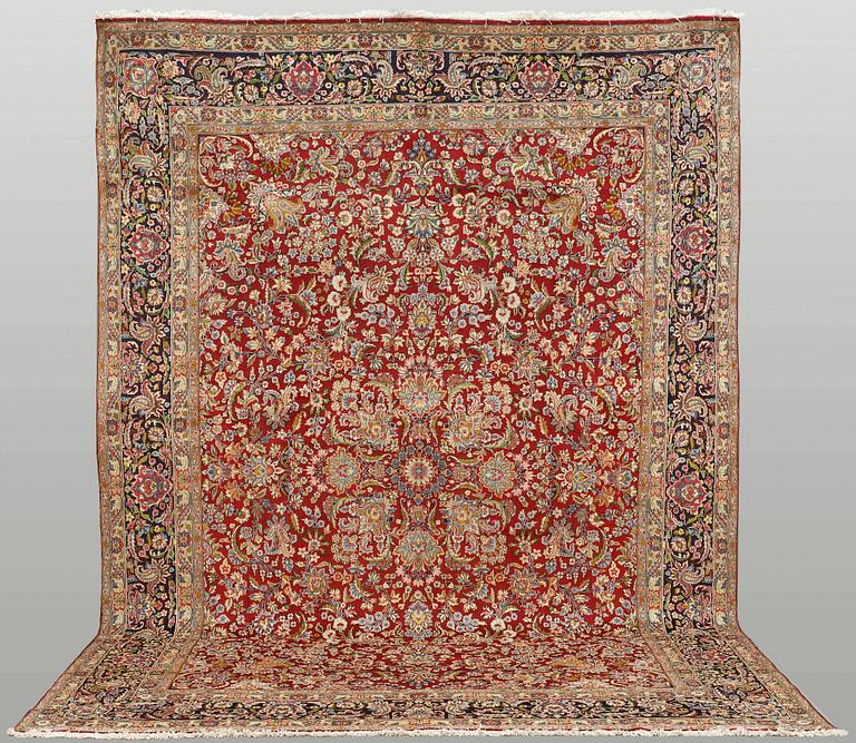 A Kirman Laver carpet, approx. 417 x 300 cm.