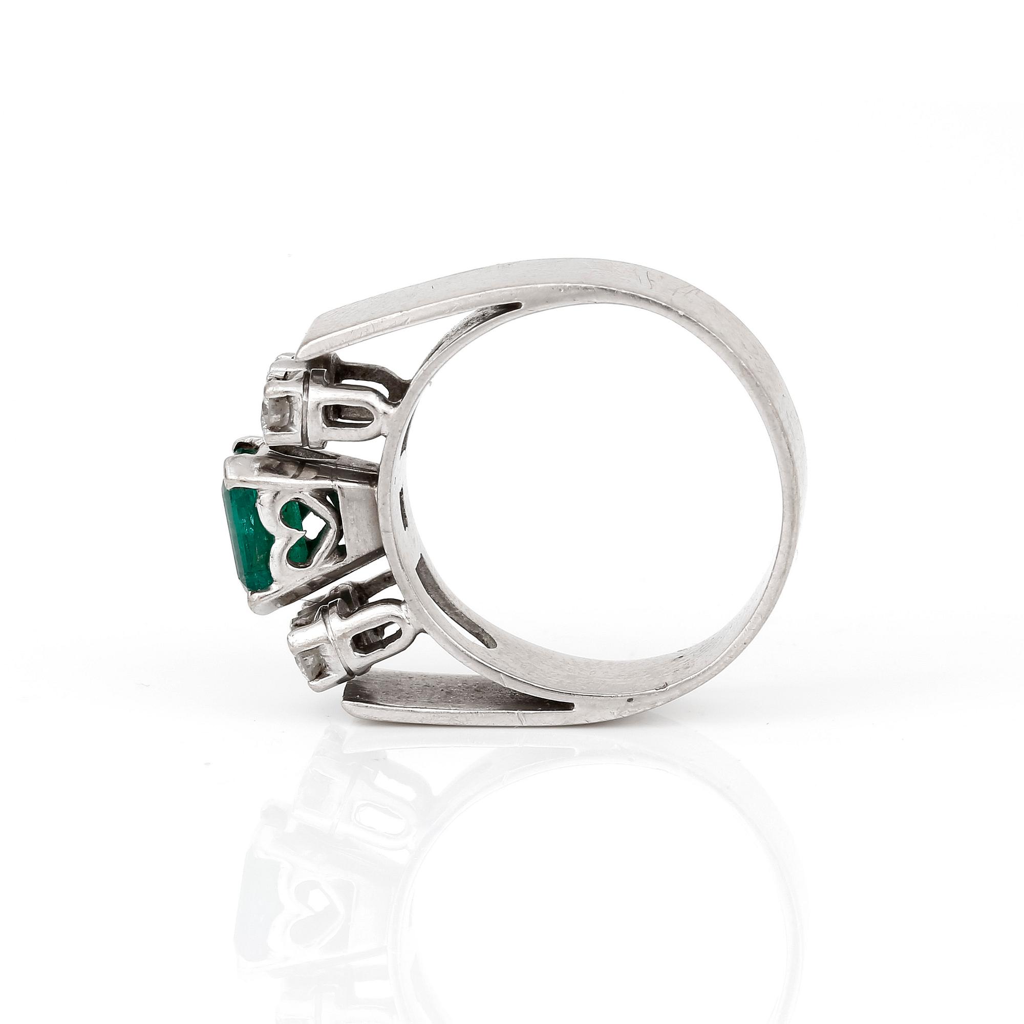RING med smaragdslipad smaragd, ca 0,56 ct och briljantslipade diamanter, totalt ca 0,20 ct.