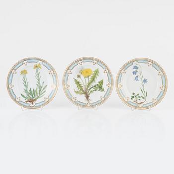 Six porcelain fruit plates, Hausmalerei, Royal Copenhagen, Danmark, 1889-1922.