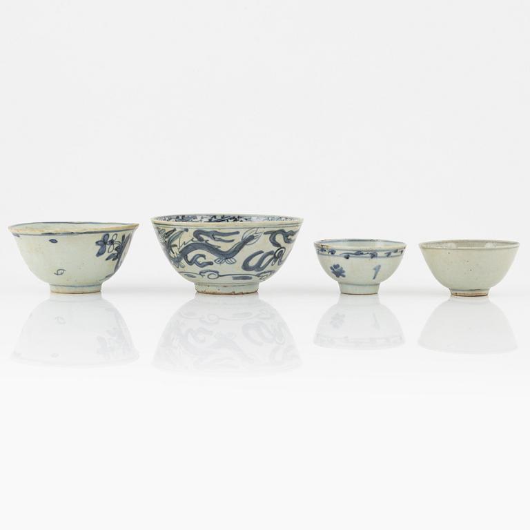 Four blue and white porcleain bowls, China, Ming dynasty, (1368-1644).