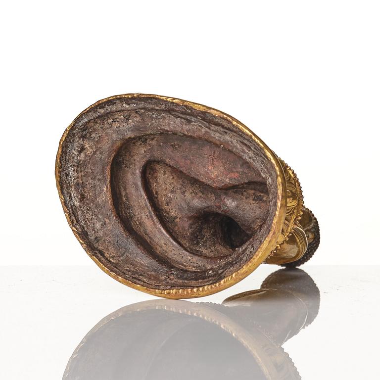 Buddha, förgylld brons. Tibet, troligen 17/1800-tal.