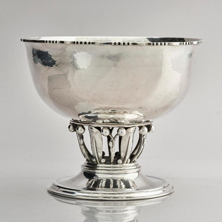 Georg Jensen, skål på fot, Köpenhamn ca 1919-21, modell 19, svenska importstämplar GABF.