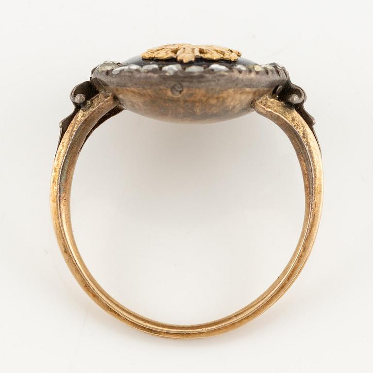 Presentation ring, King Gustav III, gold, silver, rose-cut diamonds, glass.