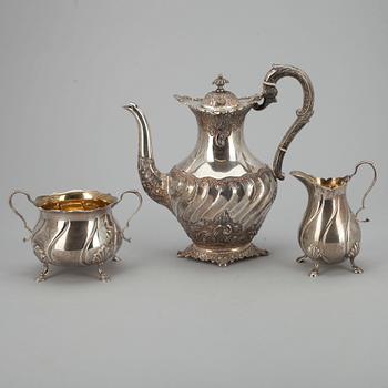 KAFFEKANNA, silver, Walker&Hall, Sheffield 1911 samt SOCKERSKÅL OCH GRÄDDSNÄCKA, silver, London 1908. Tot. vikt 1288 g.