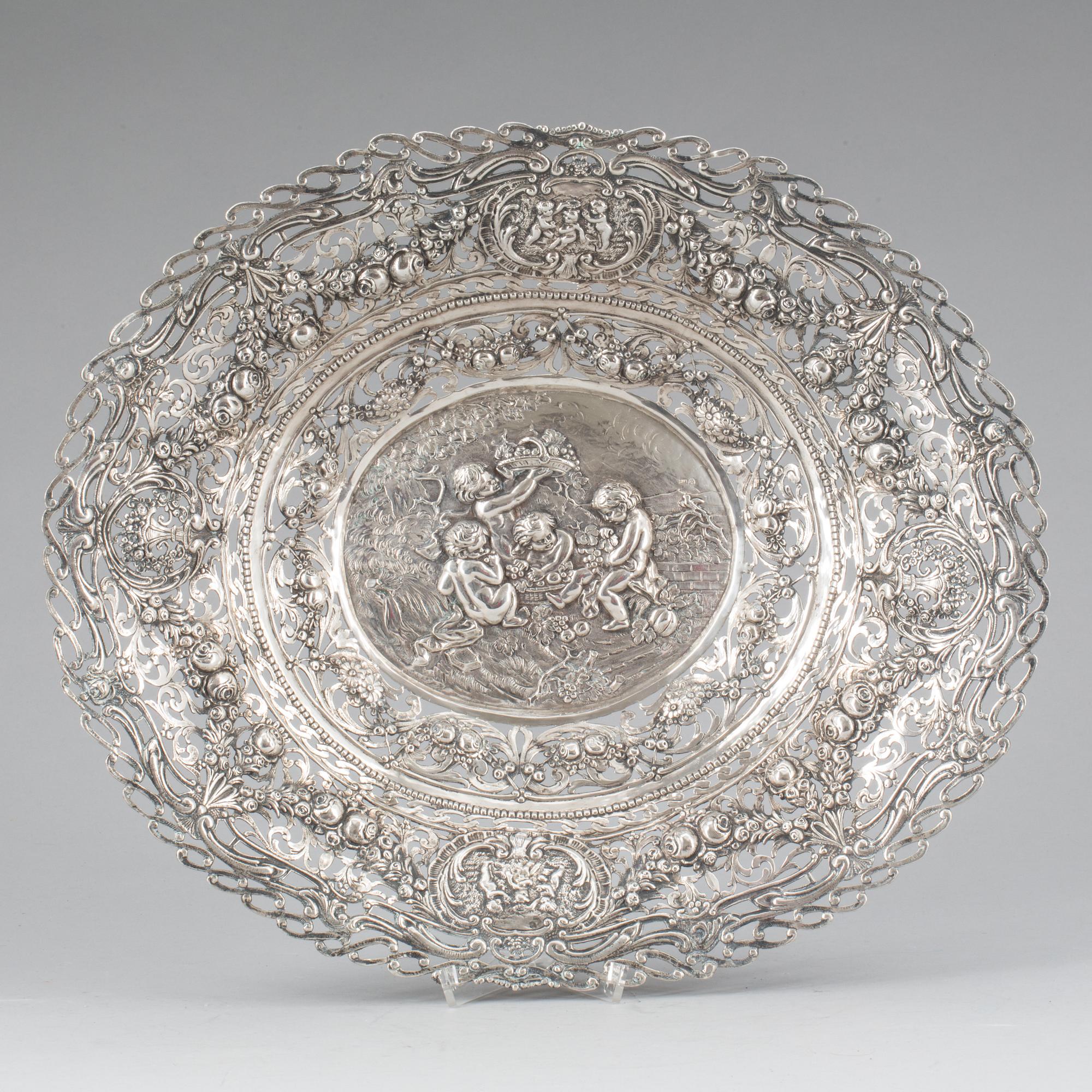 PRESENTERFAT, silver 800, Tyskland sannolikt, 1800-tal. Ca 830 gram.