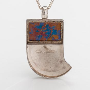 Nanny Still, Halsband, sterlingsilver, titan. Kultakeskus, Tavastehus 1976.