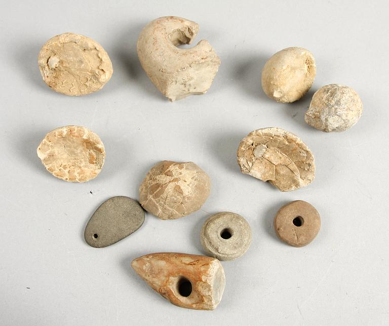 PARTI FOSSILER och STENÅLDERSFÖREMÅL, bl a sländtrissor, 6+5 delar.