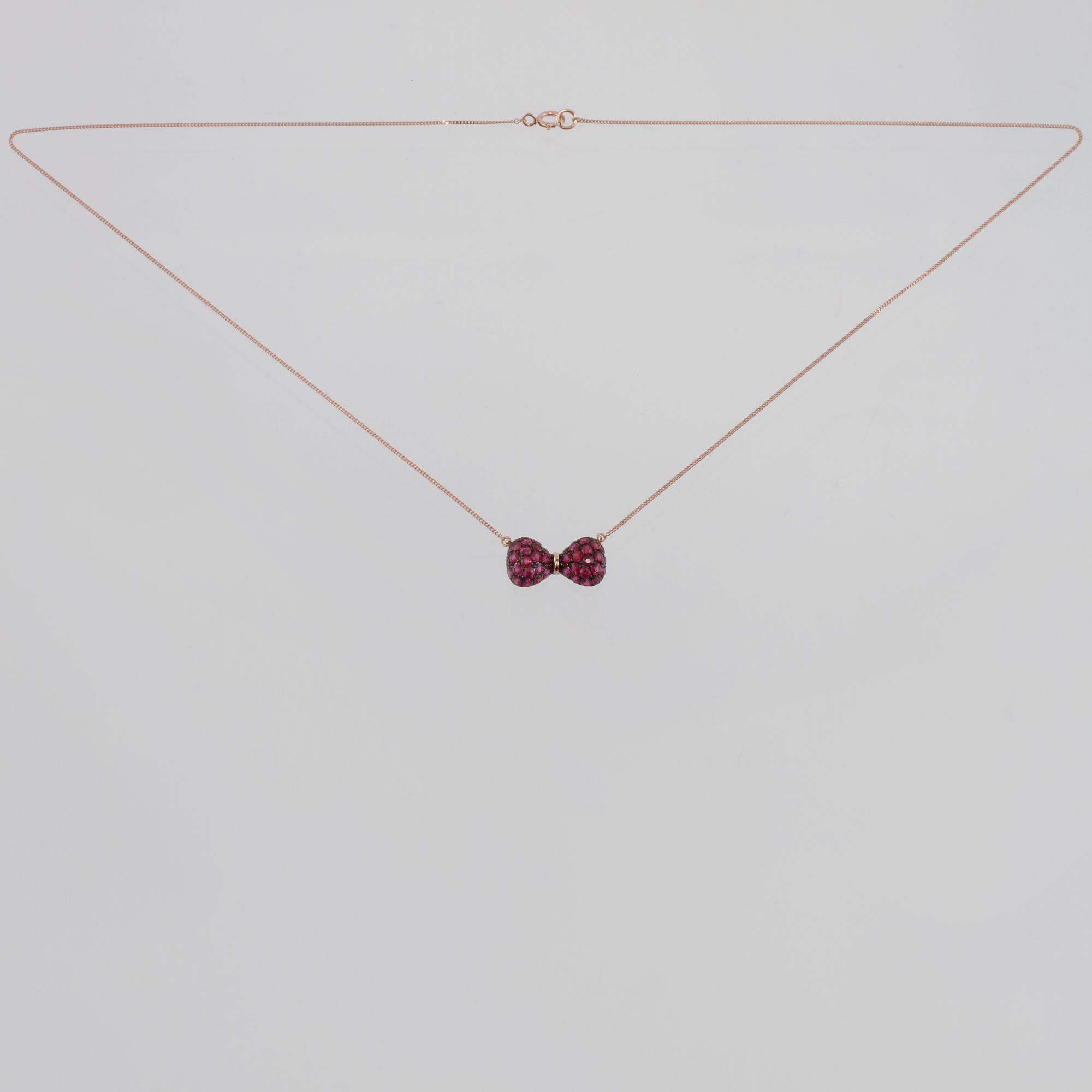 HÄNGE, 18K guld med fasettslipade rubiner 1.25 ct. Vikt 2,4 gram.