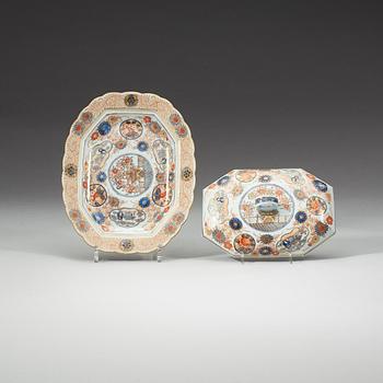 A pair of imari serving dishes with covers, Qing dynasty, Qianlong (1736-95).