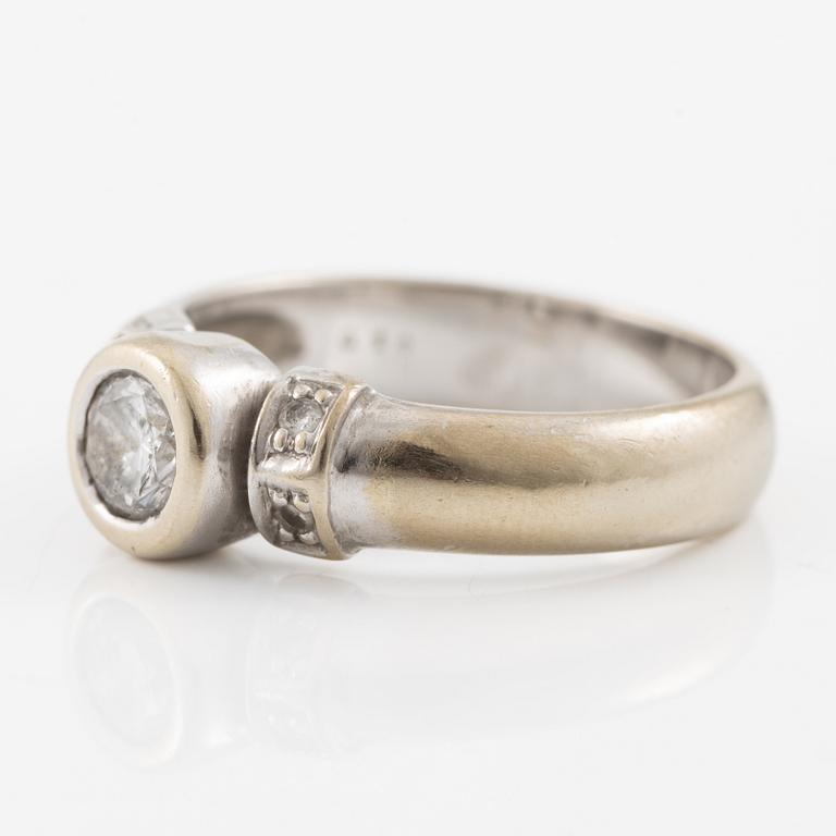 Ring, 18K white gold set with brilliant-cut diamonds.