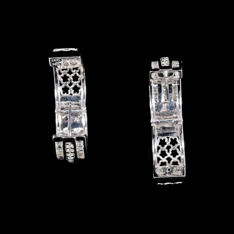 EARRINGS, brilliant and baguette cut diamonds, tot. app. 2 cts.