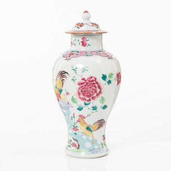 Vas med lock, porslin. Qingdynastin.
