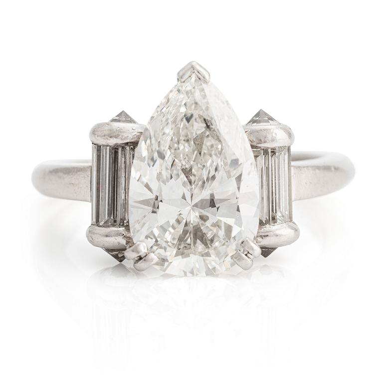 Mauboussin ring platina med en droppformad diamant ca 2.50 ct.