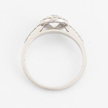 Ring med gammalslipad diamant och briljantslipade diamanter.