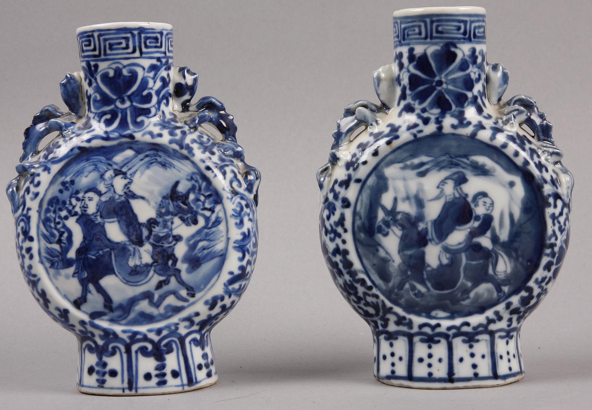 PILGRIMSFLASKOR, ett par, porslin, Kina. 1800-tal.