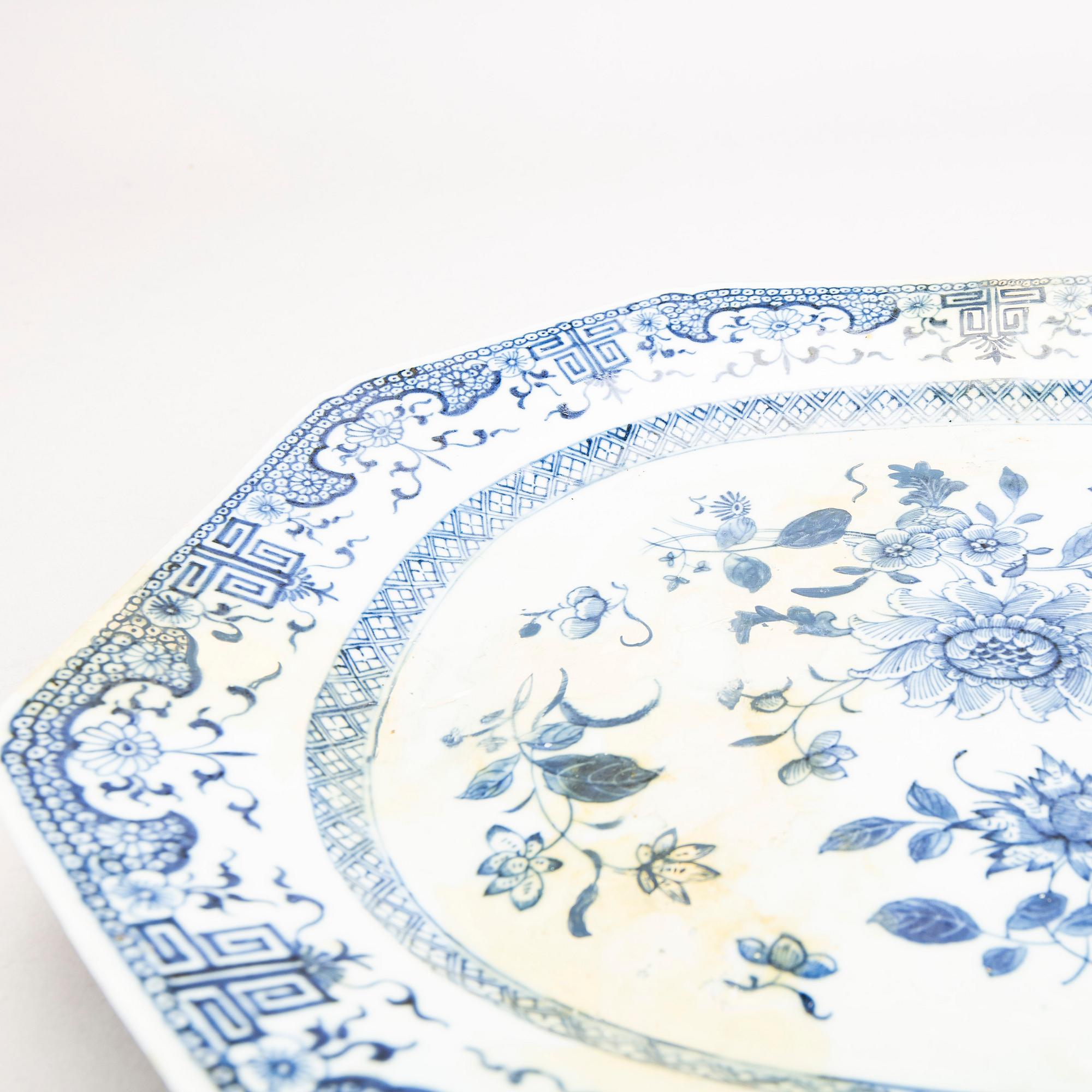 Uppläggningsfat Kina Qianlong (1736-95) porslin.