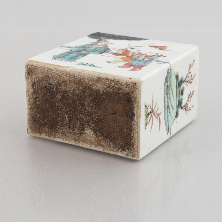 A famille rose tea caddy, Qing dynasty, 19th century.