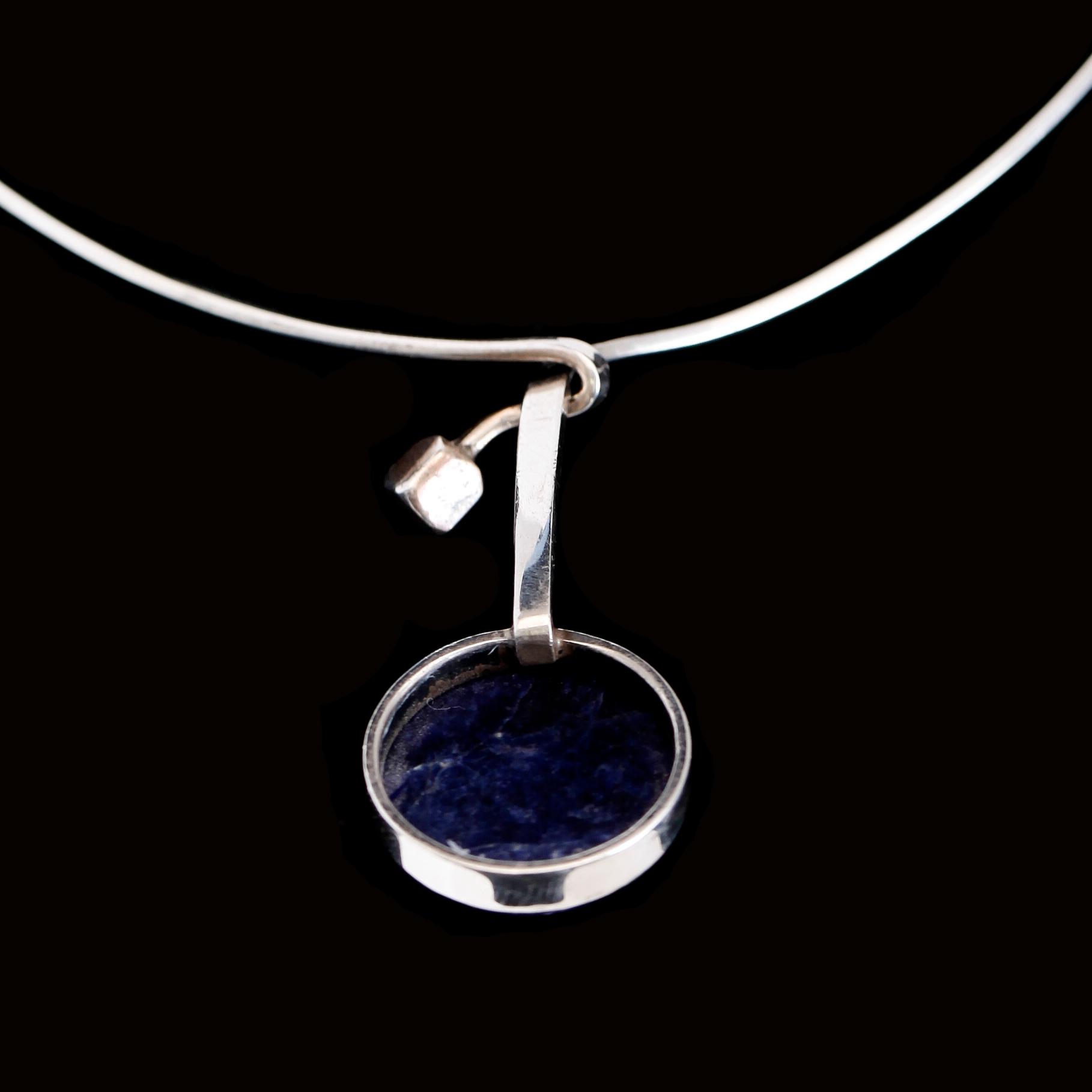 HALSRING, silver och blå sten, Gert Thysell, Gussi, Malmö 1968. Total vikt ca 33 g.