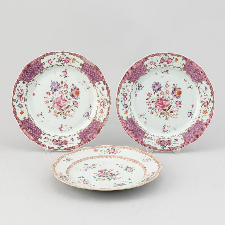 A pair of armorial dinner plates and a group of three odd famille rose plates, Qing dynasty, Qianlong (1736-95).
