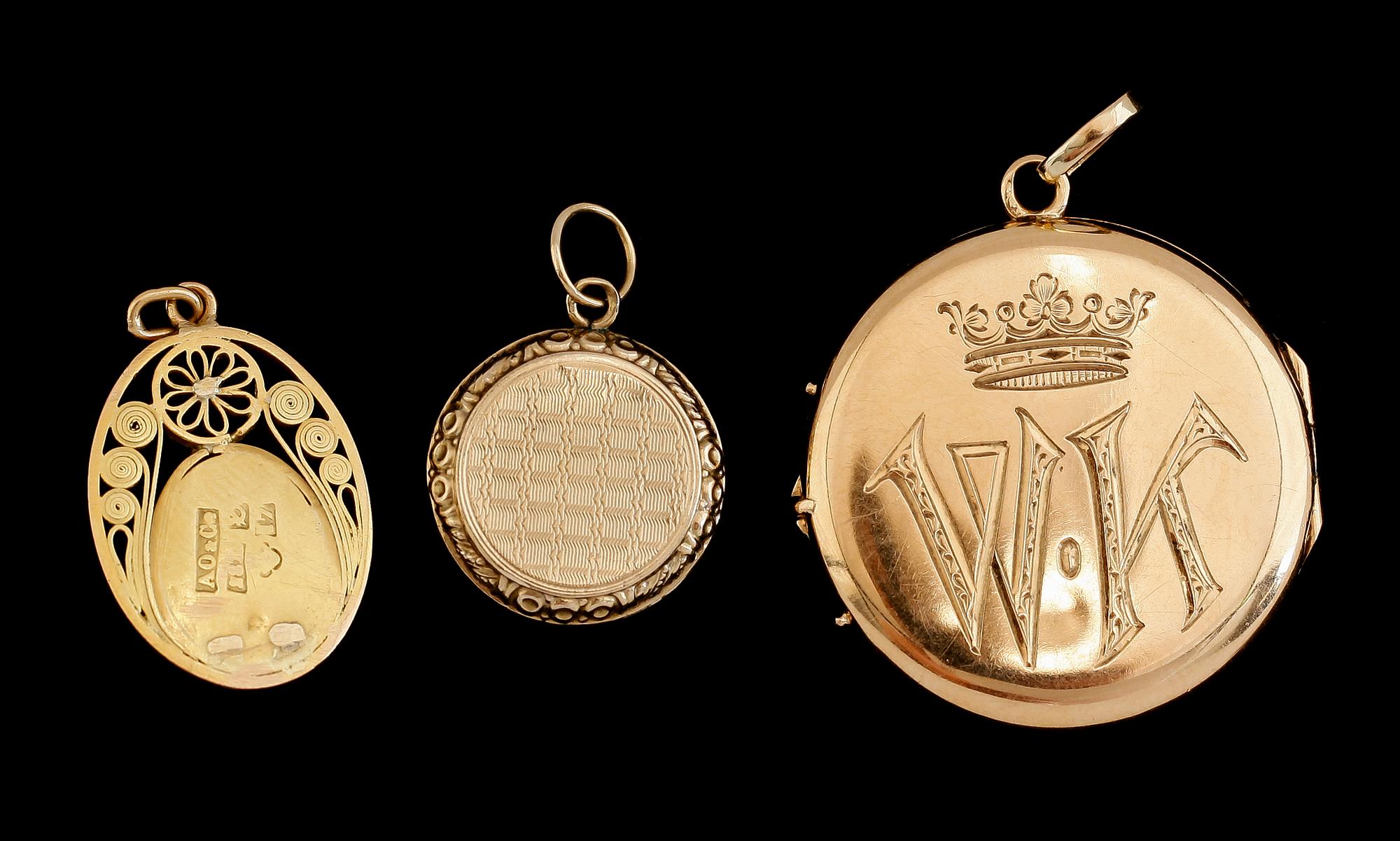 HÄNGEN, 3 st, 14 k guld och 18 k guld samt pärla. Total vikt ca 10 g.