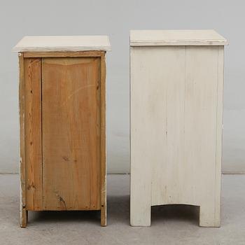 SÄNGBORD, 2 st snarlika, 1900-talets första hälft.