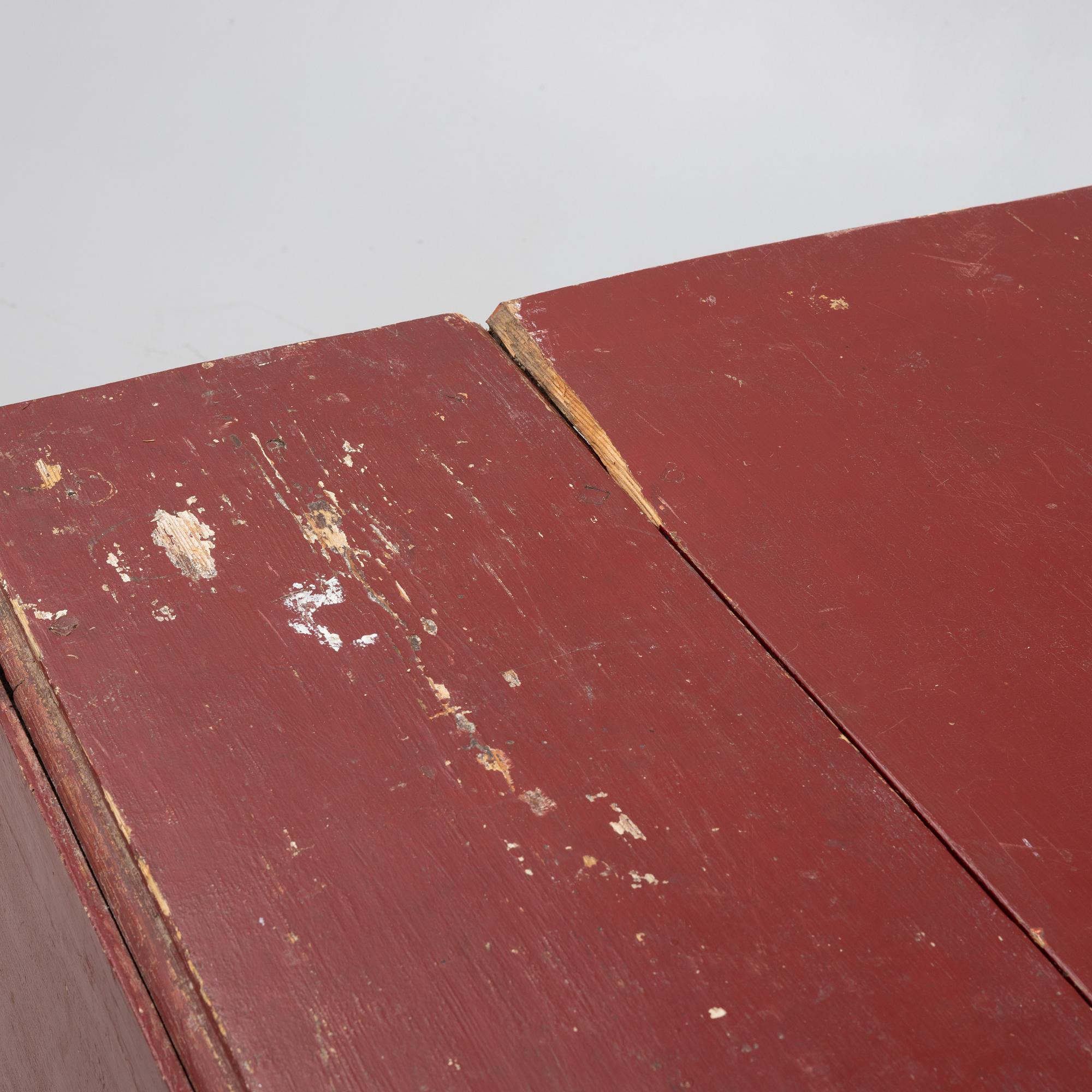 A drop-leaf table, 19th century.