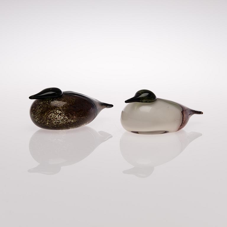 Two glass birds signed O. Toikka Nuutajärvi.