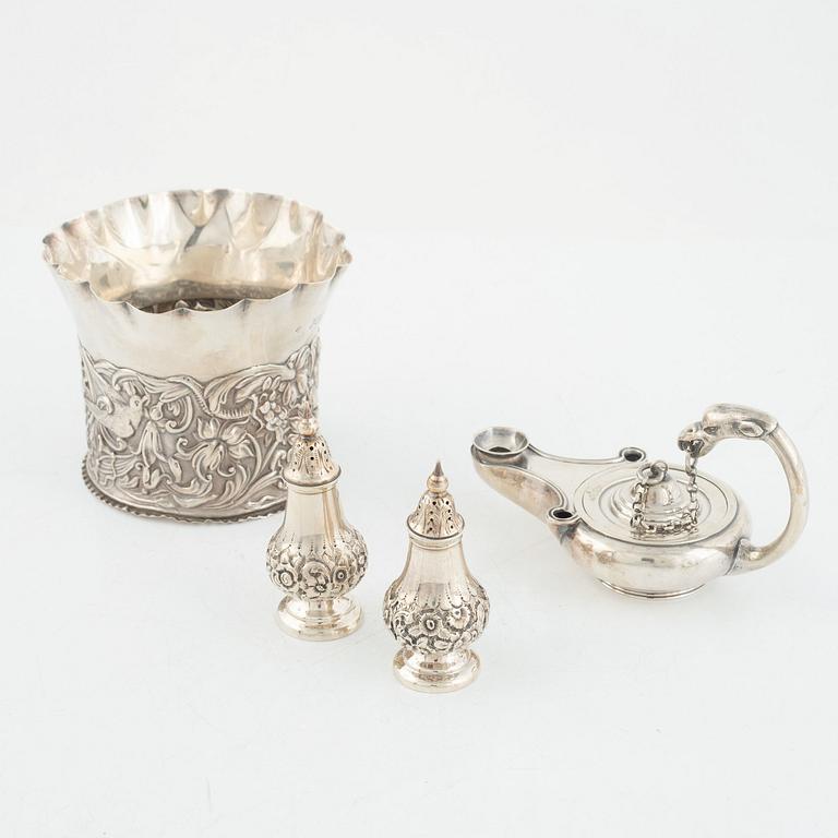 Bordstillbehör, 4 delar, silver, England, 1800-tal.