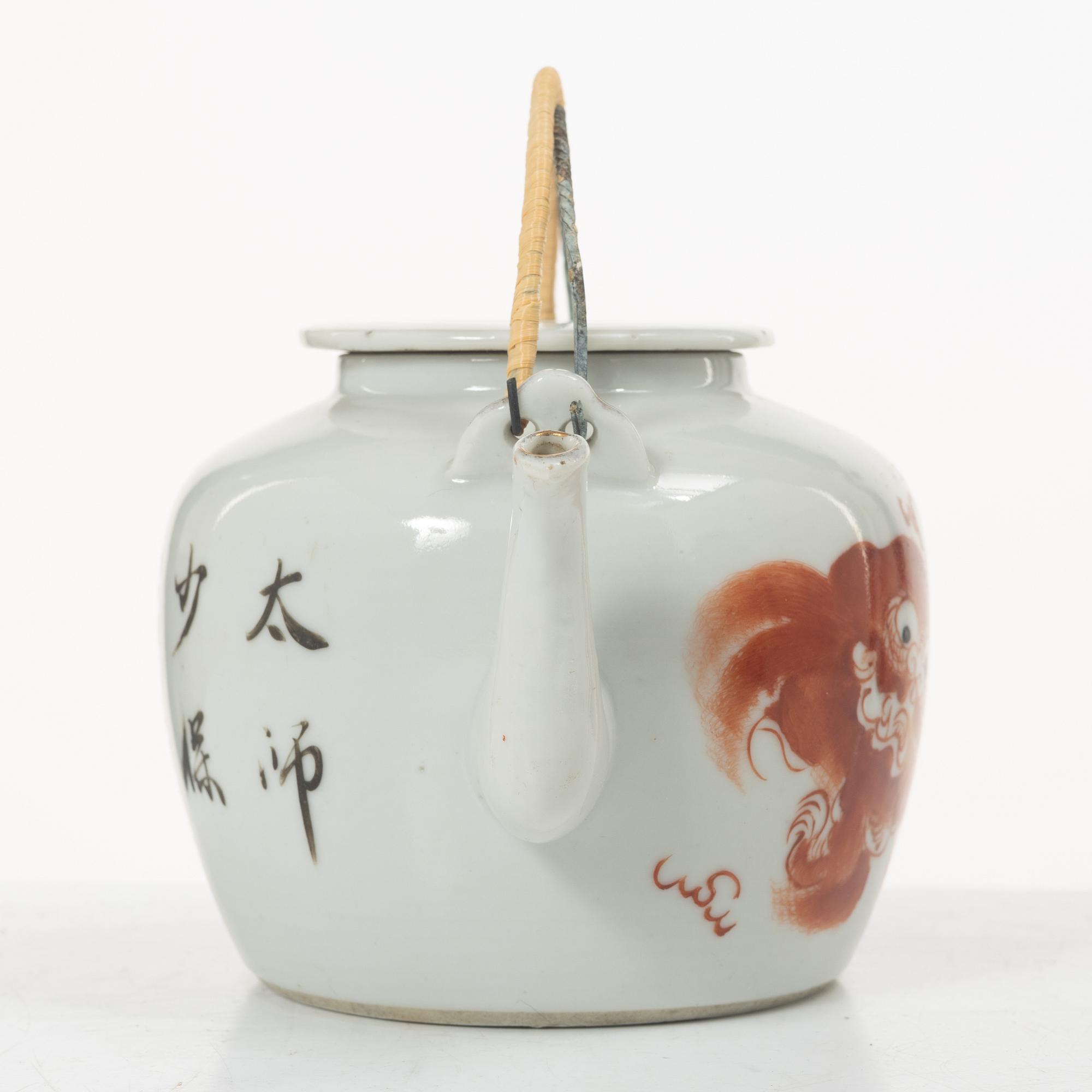 Tekanna, tallrik samt bojan, porslin, Kina, Qingdynastin, 1700-tal samt 1800-tal.