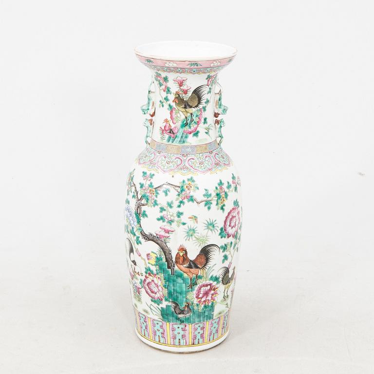 A Chinese porcelain vase, around 1900.