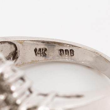 Ring, 14K vitguld med mörk safir och briljantslipade diamanter.