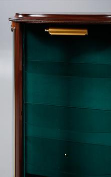 VITRINSKÅP, rokokostil, omkring 1900-talets mitt.