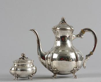 KAFFESERVIS, 2 delar, silver, rokokostil, svenska importstämplar, 1900-tal. Vikt c:a 700 + 180 g.