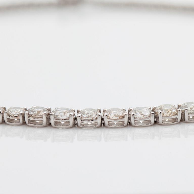 A line necklace with 104 brilliant cut diamonds total carat weight circa 25.44 cts. Quality circa G-H/VS-SI.