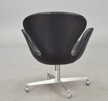 FÅTÖLJ, "Svanen" av Arne Jacobsen för Fritz Hansen, Danmark.