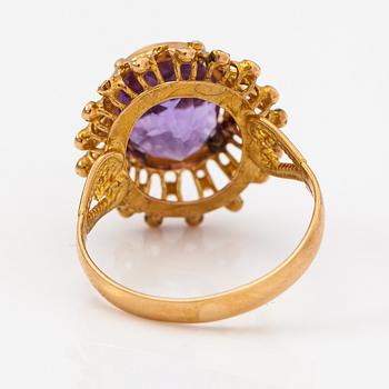 A ca. 21K gold ring with an amethyst.