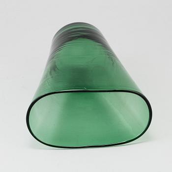 A GREEN GLASS VASE, first half of the 20th century.