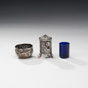 SENAPSBURK OCH SALTKAR, silver, Kina, Shanghai, sekelskiftet 1800/1900. Tot. vikt c. 88 g.