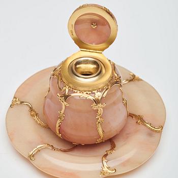 Fabergé, bläckhorn på fat, verkmästare Michael Perchin, S:t Petersburg 1886-1895, ristat inventarie nr 43799.