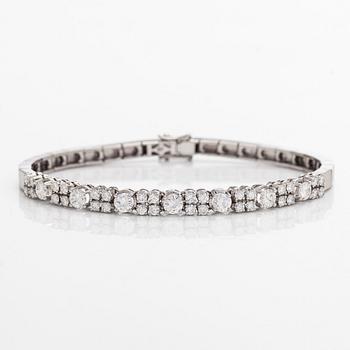 A 14K white gold bracelet with brilliant cut diamonds. Import-stamped A. Tillander 1975.
