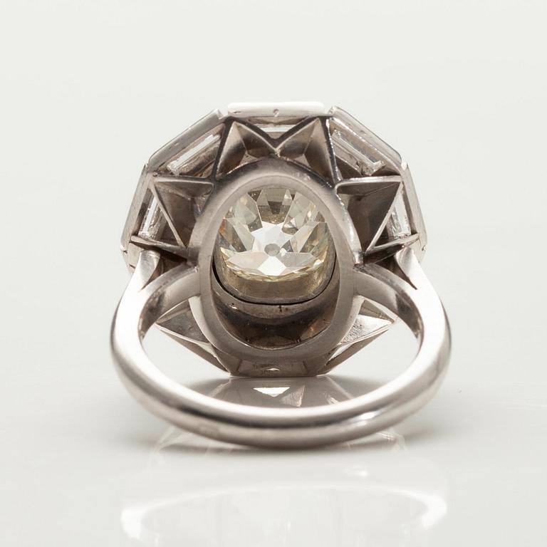 SORMUS,  platinaa, onyx. Cushionhiottu timantti 5.20 ct + baguettehiottuja timantteja n. 2 ct. Yhteensä 7.20 ct. Ranska.